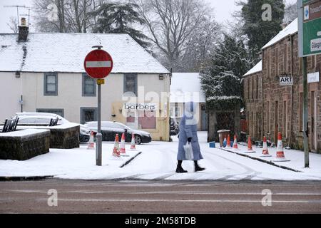 Callander, Scotland, UK. 27th December 2022. Heavy snow falling causing tricky conditions in Callander High Street for motorists and pedestrians. Credit: Craig Brown/Alamy Live News Stock Photo