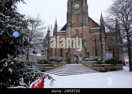 Callander, Scotland, UK. 27th December 2022. Heavy snow falling in Callander, view of St. Kessogs Church and Christmas tree. Credit: Craig Brown/Alamy Live News Stock Photo