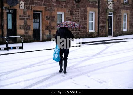 Callander, Scotland, UK. 27th December 2022. Heavy snow falling causing tricky conditions in Callander High Street for motorists and pedestrians. Credit: Craig Brown/Alamy Live News Stock Photo