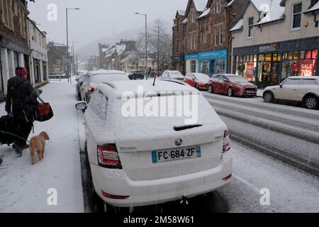 Callander, Scotland, UK. 27th December 2022. Heavy snow falling causing tricky conditions in Callander High Street for motorists and pedestrians. Credit: Craig Brown/Alamy Live News Stock Photo