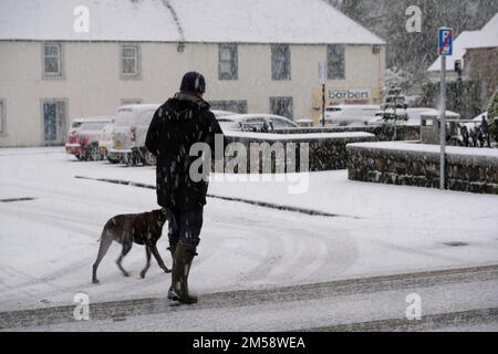 Callander, Scotland, UK. 27th December 2022. Heavy snow falling causing tricky conditions in Callander High Street for motorists and pedestrians. Credit: Craig Brown/Alamy Live News Stock Photo