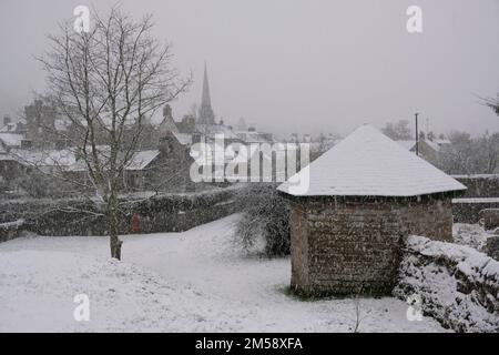 Callander, Scotland, UK. 27th December 2022. Heavy snow falling in Callander. Credit: Craig Brown/Alamy Live News Stock Photo