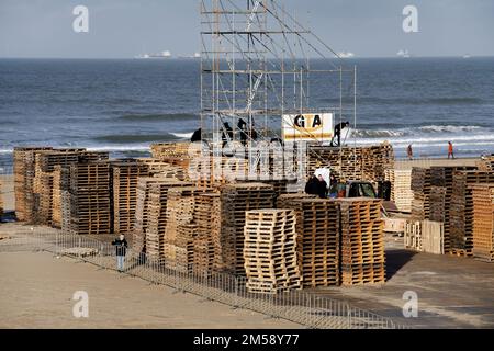 SCHEVENINGEN - The construction of the depot for the New Year's bonfire on the Noorderstrand in Scheveningen. The woodpiles on the beach in The Hague were last set on fire four years ago to ring in the new year. ANP OLAF KRAAK netherlands out - belgium out Stock Photo