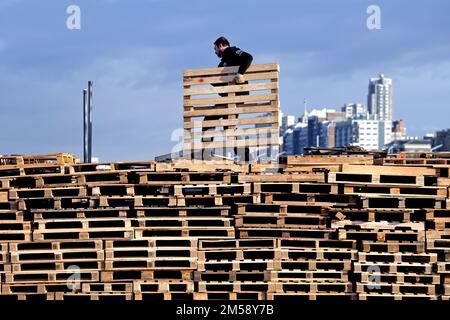 SCHEVENINGEN - The construction of the depot for the New Year's bonfire on the Noorderstrand in Scheveningen. The woodpiles on the beach in The Hague were last set on fire four years ago to ring in the new year. ANP OLAF KRAAK netherlands out - belgium out Stock Photo