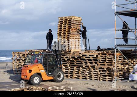 SCHEVENINGEN - The construction of the depot for the New Year's bonfire on the Noorderstrand in Scheveningen. The woodpiles on the beach in The Hague were last set on fire four years ago to ring in the new year. ANP OLAF KRAAK netherlands out - belgium out Stock Photo