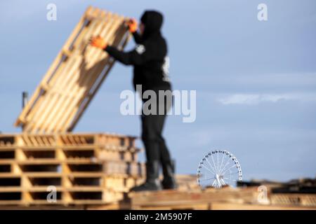 SCHEVENINGEN - The construction of the depot for the New Year's bonfire on the Noorderstrand in Scheveningen. The woodpiles on the beach in The Hague were last set on fire four years ago to ring in the new year. ANP OLAF KRAAK netherlands out - belgium out Stock Photo