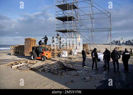 SCHEVENINGEN - The construction of the depot for the New Year's bonfire on the Noorderstrand in Scheveningen. The woodpiles on the beach in The Hague were last set on fire four years ago to ring in the new year. ANP OLAF KRAAK netherlands out - belgium out Stock Photo