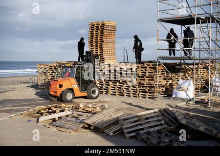 SCHEVENINGEN - The construction of the depot for the New Year's bonfire on the Noorderstrand in Scheveningen. The woodpiles on the beach in The Hague were last set on fire four years ago to ring in the new year. ANP OLAF KRAAK netherlands out - belgium out Stock Photo