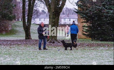 Dundee, Tayside, Scotland, UK. 27th Dec, 2022. UK Weather: Winter in Dundee, with heavy morning snow falling due to a 2°C temperature drop. Local residents and motorists are out and about this morning, caught up in the unexpected snowfall. Credit: Dundee Photographics/Alamy Live News Stock Photo