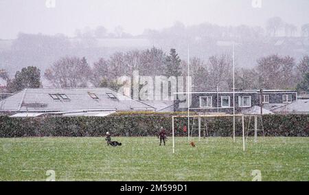 Dundee, Tayside, Scotland, UK. 27th Dec, 2022. UK Weather: Winter in Dundee, with heavy morning snow falling due to a 2°C temperature drop. Local residents and motorists are out and about this morning, caught up in the unexpected snowfall. Credit: Dundee Photographics/Alamy Live News Stock Photo