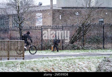 Dundee, Tayside, Scotland, UK. 27th Dec, 2022. UK Weather: Winter in Dundee, with heavy morning snow falling due to a 2°C temperature drop. Local residents and motorists are out and about this morning, caught up in the unexpected snowfall. Credit: Dundee Photographics/Alamy Live News Stock Photo