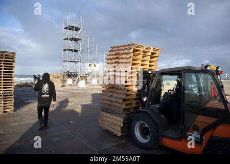 SCHEVENINGEN - The construction of the depot for the New Year's bonfire on the Noorderstrand in Scheveningen. The woodpiles on the beach in The Hague were last set on fire four years ago to ring in the new year. ANP OLAF KRAAK netherlands out - belgium out Stock Photo