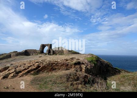 Jersey. 08th Sep, 2022. The ruins of Grosnez Castle in Jersey. Grosnez Castle is a small 14th century castle ruin located 4.5 kilometers from Saint Ouen, on the coast in the northwest of the Channel Island of Jersey. Credit: Alexandra Schuler/dpa/Alamy Live News Stock Photo