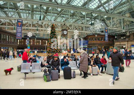Glasgow, Scotland, UK 27th December, 2022. Christmas rail passengers in central station as they cross over the Christmas return and the new year getaway between strikes.. Credit Gerard Ferry/Alamy Live News Stock Photo