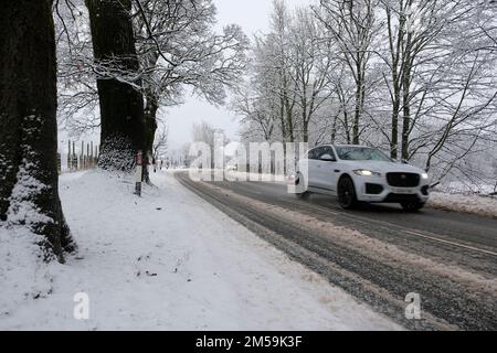 Callander, Scotland, UK. 27th December 2022. Heavy snow falling on the A84 causing tricky driving conditions in and around Callander. Credit: Craig Brown/Alamy Live News Stock Photo