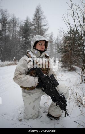An Italian soldier from the 3rd Alpini Regiment provides security during a tactical formation while conducting an integrated procedure familiarization alongside U.S. Army paratroopers assigned to the 173rd Airborne Brigade. This training is part of Exercise Steel Blizzard at Pian dell’Alpe in Usseaux, Italy on Feb. 14, 2022.     Exercise Steel Blizzard is an Italian Army-hosted multinational mountain and arctic warfare training exercise. Three reconnaissance platoons from the 173rd Airborne Brigade take part in a three-phase training regimen with the 3rd Alpini Regiment to expand force capabil Stock Photo