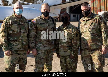 The command teams of V Corps and Area Support Group-Black Sea pose for a photo during a visit to Mihail Kogălniceanu Air Base, Romania, Feb. 15, 2022. Pictured from left to right  Command Sgt. Maj. Christopher A. Prosser, V Corps command sergeant major; Lt. Gen. John S. Kolasheski, V Corps commanding general; Col. Kendrick D. Traylor, Area Support Group-Black Sea and Command Sgt. Maj. Robert E. Pickett, command sergeant major, Area Support Group-Black Sea. V Corps enables U.S. Army Europe and Africa forces to support more exercises and training opportunities with our allies and partners, incre Stock Photo