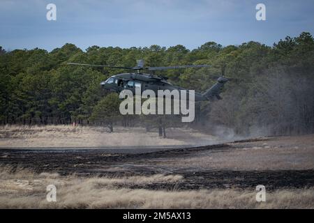 A U.S. Army UH-60M Black Hawk with the 1-150th Assault Helicopter Battalion prepares to insert Soldiers with the Reconnaissance and Sniper Platoon, Headquarters and Headquarters Company, 1-114th Infantry Regiment during training on Joint Base McGuire-Dix-Lakehurst, N.J., Feb. 17, 2022. Stock Photo