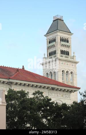 A vertical shot of Tomochichi Federal Building and United States Court House Stock Photo