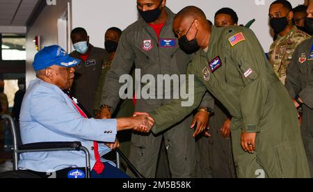 Dr. Eugene J. Richardson Jr., Documented Original Tuskegee Airman, and U.S. Air Force Lt. Col. Robert L. Moore Jr., 15th Airlift Squadron commander, shake hands during The Accelerating the Legacy showcase at Joint Base Charleston, South Carolina, Feb. 18, 2022. The Accelerating the Legacy showcase honors the legacy of the heroic Tuskegee Airmen in a two-day event highlighting professional development and community outreach. Stock Photo