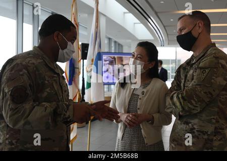 CLEVELAND – U.S. Air Force Tech. Sgt Niguel Pulley, left, the health services admin assigned to a military medical team, Col. Matthew Woodruff, right, Ohio dual-status commander and Alice Kim, a medical operations member at the Cleveland Clinic, thank each other for their mutual support during the COVID response operations at Cleveland Clinic in Cleveland, Feb. 18 2022. U.S. Northern Command, through U.S. Army North, remains committed to providing flexible Department of Defense support to the whole-of-government COVID response. Stock Photo