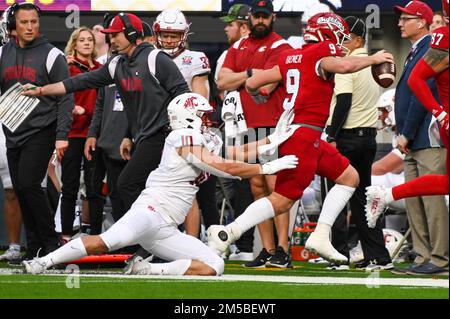 Washington State defensive end Ron Stone Jr. (10) and defensive tackle ...