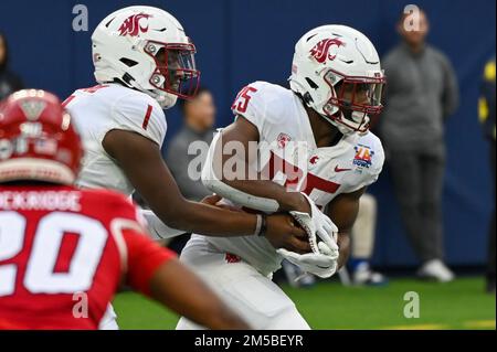 Washington State running back Nakia Watson (25) carries the ball during ...