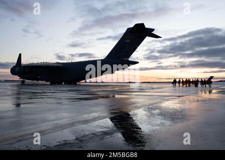 U.S. Air Force tactical air control party (TACP) specialists from Detachment 1, 3rd Air Support Operations Squadron, and combat weather Airmen assigned to Detachment 3, 1st Combat Weather Squadron, wait to board an Alaska Air National Guard C-17 Globemaster III while conducting airborne operations at Joint Base Elmendorf-Richardson, Alaska, Feb. 22, 2022. Members of the Alaska Air National Guard’s 176th Wing provided air support for the training. The Air Force special warfare Airmen conducted the training to demonstrate airborne and mission-readiness skills in Arctic conditions. Stock Photo