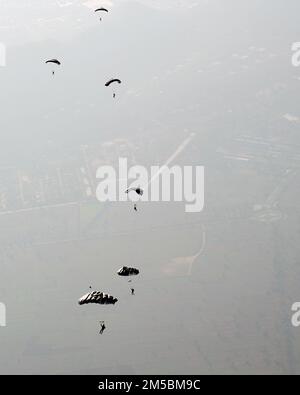 Special Tactics Airmen assigned to the 26th Special Tactics Squadron, U.S. Air Force Special Operations Command, descend over the Lopburi Province of the Kingdom of Thailand Feb. 23, 2022, as part of military free fall operations during Exercise Cobra Gold 2022. CG 22 is the 41st iteration of the international training exercise that supports readiness and emphasizes coordination on civic action, humanitarian assistance, and disaster relief. From Feb. 22 through March 4, 2022, this annual event taking place at various locations throughout the Kingdom of Thailand increases the capability, capaci Stock Photo