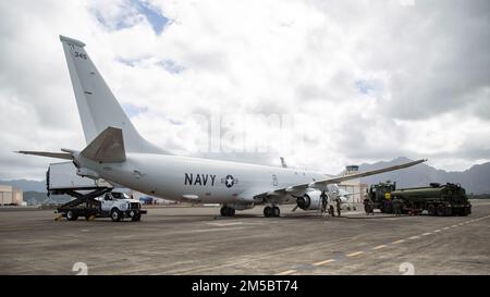 U.S. Marines with Marine Wing Support Squadron (MWSS) 174, 1st Marine Aircraft Wing, perform a refueling of a Navy P-8 Poseidon aircraft assigned to Patrol Squadron (VP) 4 at Marine Corps Base Hawaii, Hawaii, Feb. 24, 2022. MWSS-174 performed the refueling to familiarize themselves with an aircraft they don't frequently work with. Stock Photo