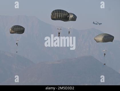 U.S. Army paratroopers with 1st Battalion (Airborne), 503rd Infantry Regiment, 173rd Airborne Brigade conduct an airborne operation on Juliet Drop Zone in Pordenone, Italy, March 3, 2022.    The 173rd Airborne Brigade is the U.S. Army's Contingency Response Force in Europe, providing rapidly deployable forces to the United States European, African, and Central Command areas of responsibility. Forward deployed across Italy and Germany, the brigade routinely trains alongside NATO allies and partners to build partnerships and strengthen the alliance. Stock Photo