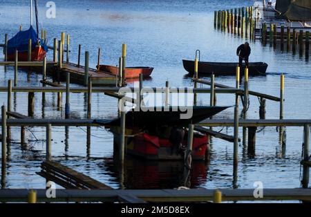 Potsdam, Germany. 27th Dec, 2022. A man sails on a small boat from the Upper Planitz across the Havel River to the mainland. Credit: Soeren Stache/dpa/ZB/dpa/Alamy Live News Stock Photo