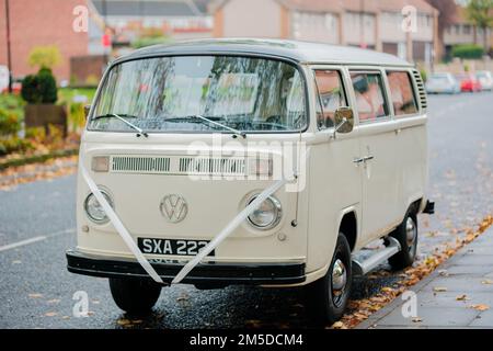 Northeast England: 5th Nov 2022: A VW campervan with ribbon ready for a wedding (Volkswagen camper van) Stock Photo