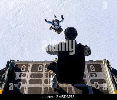 Members of the Naval Special Warfare Cold Weather Detachment Kodiak ...
