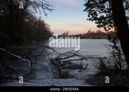 Ely Cathedral and a frozen Roswell Pits, on a cold frosty morning, Ely, Cambridgeshire, England, December 2022 Stock Photo