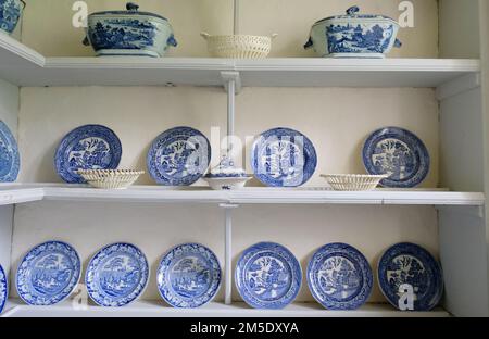 Display of willow patterned blue and white pottery - John Gollop Stock Photo