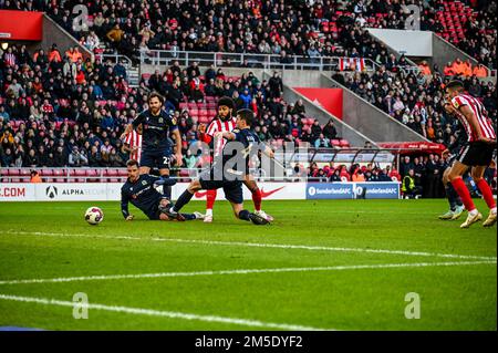 Sunderland AFC forward Ellis Simms (centre) scores a stoppage time winner against Blackburn Rovers in the EFL Championship. Stock Photo