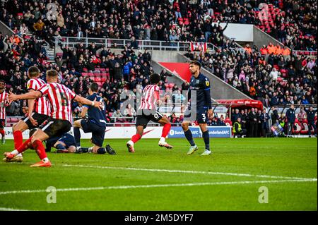 Sunderland AFC forward Ellis Simms (centre) celebrates his stoppage time winner against Blackburn Rovers in the EFL Championship. Stock Photo