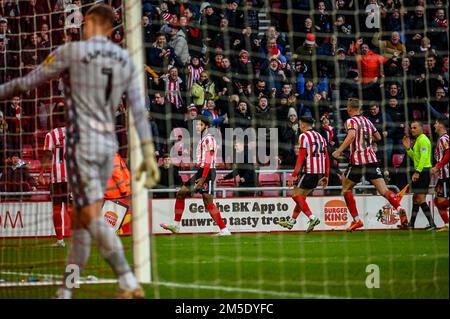 Sunderland AFC forward Ellis Simms (centre) celebrates his stoppage time winner against Blackburn Rovers in the EFL Championship. Stock Photo