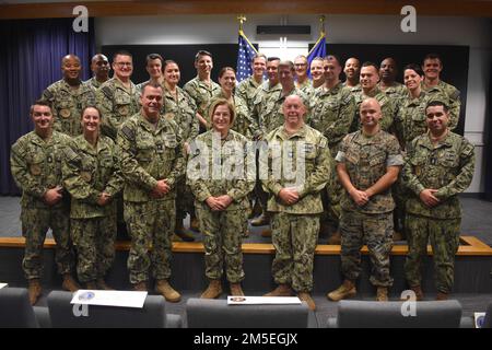 Norfolk, Va. – From left to right, front row center, Rear Adm. Gregory K. Emery, commander, Naval Information Forces Reserve, Vice Adm. Kelly Aeschbach, commander, Naval Information Forces, and Capt. Bryan Braswell, commander, Naval Information Warfighting Development Center, stand in ranks with the most recent group of Warfare Tactics Instructors. (Official U.S. Navy photo / Released) Stock Photo
