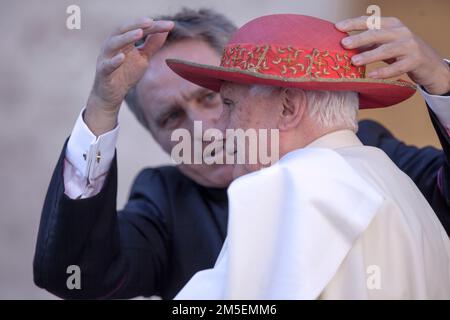 Vatican City, 28th December 2022. Pope Benedict XVI very sick. ARCHIVE PHOTO: Vatican, 10 June 2012. Monsignor Georg Gaenswein helps Pope Benedict to wear the Saturn during the general audience in St. Peter's square. Maria Grazia Picciarella/Alamy Live News Stock Photo