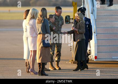 Command Sgt. Maj. Veronica Knapp, command sergeant major of the 101st Airborne Division (Air Assault), alongside Maj. Gen. JP McGee, commanding general of the 101st, greets First Lady Dr. Jill Biden as she arrives at Fort Campbell, Ky., Mar. 9, 2022. Dr. Biden spoke with families of Soldiers, some of whom are deployed to Europe in support of our NATO Allies, as part of The White House's Joining Forces Initiative. Stock Photo