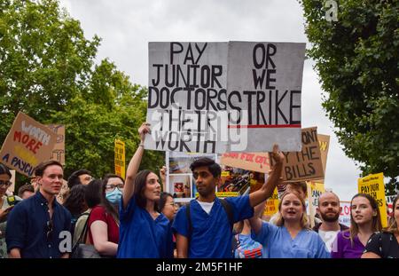 London, UK. 25th July, 2022. Protesters hold placards which state 'Pay junior doctors their worth or we strike' during the demonstration outside Downing Street. Junior doctors, doctors, other healthcare workers and supporters marched to Downing Street demanding fair pay. (Photo by Vuk Valcic/SOPA Images/Sipa USA) Credit: Sipa USA/Alamy Live News Stock Photo