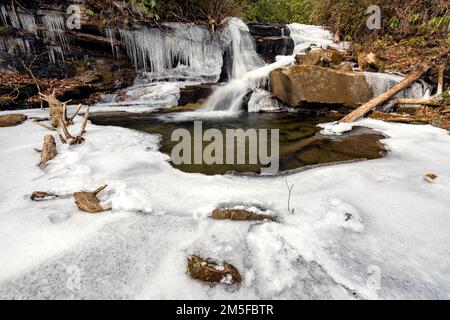 Middle Rockhouse Creek Falls in Winter - Pisgah National Forest, Brevard, North Carolina, USA Stock Photo