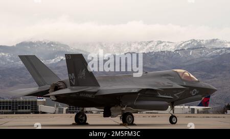 An F-35B Lightning II, from U.S. Marine Corps Marine Operational Test and Evaluation Squadron One (VMX-1), sit on the flightline at Gowen Field, Boise, Idaho, March 13, 2022. The aircraft was in Boise to train with pilots from the Idaho Air National Guard’s 190th Fighter Squadron. Stock Photo