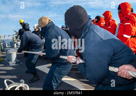 220314-N-HG846-1010 AKSAZ, TURKEY (March 14, 2022) – Sailors aboard Arleigh Burke-class guided-missile destroyer USS Mitscher (DDG 57) practice line handling while entering port in Aksaz, Turkey, March 14, 2022. Mitscher is currently deployed with the Harry S. Truman Carrier Strike Group in the U.S. Sixth Fleet area of operations in support of U.S., allied and partner interests in Europe and Africa. Stock Photo