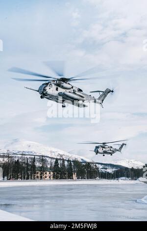 U.S. Marine Corps CH -53E Super Stallions with Marine Heavy Helicopter Squadron 366 (HMH-366), 2nd Marine Aircraft Wing, depart a landing zone during Exercise Cold Response 22 in Setermoen, Norway, March 15, 2022. Exercise Cold Response 22 is a biennial Norwegian national readiness and defense exercise that takes place across Norway, with participation from each of its military services, including 26 North Atlantic Treaty Organization (NATO) allied nations and regional partners. Stock Photo