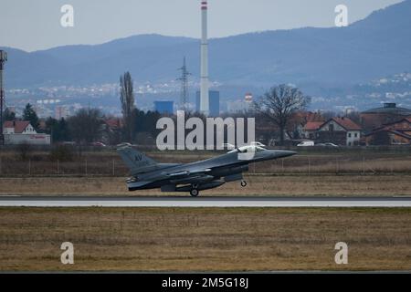 A U.S. Air Force F-16C Fighting Falcon pilot assigned to the 555th Fighter Squadron from the 31st Fighter Wing, Aviano Air Base, Italy, lands at Croatia’s 91st Air Base at Pleso, March 16, 2022. The 31st FW will execute routine Agile Combat Employment operations with Croatian Allies. Missions such as these enhance the readiness necessary to respond to any potential challenge in Southeast Europe. Stock Photo