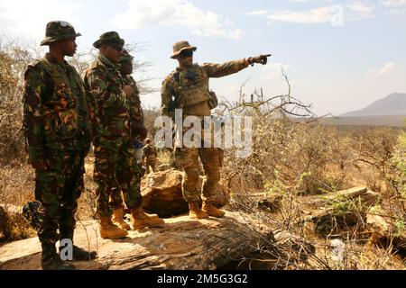 U.S. Army Capt. Nils A. Olsen, Company Commander,1st Battalion, 503rd Infantry Regiment, 173rd Airborne Brigade works with Kenyan Defence Force Soldiers during the final training event of Exercise Justified Accord, March 16, 2022.  Exercise Justified Accord allows the US and our African partners to support enduring peace and stability in the region. Over 800 personnel participated in the exercise which included a multinational field training exercise and a command post exercise Feb. 28-March 17, 2021. Stock Photo