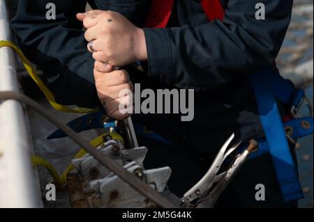 SAN DIEGO (March 16, 2022) Airman William Brown, native of Los Angeles, assigned to amphibious assault ship USS Essex (LHD 2), performs maintenance aboard Essex, March 16, 2022. Essex is homeported in San Diego. Stock Photo